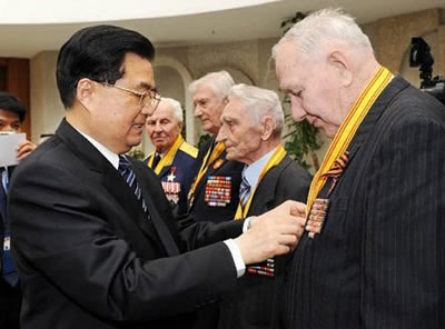 莫斯科举行阅兵式纪念卫国战争胜利65周年(LSSDJT.COM)